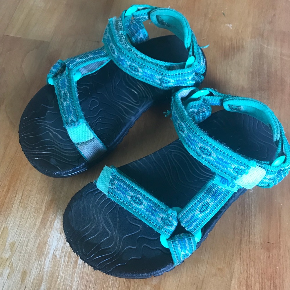 Toddler tivas size 8- box included!